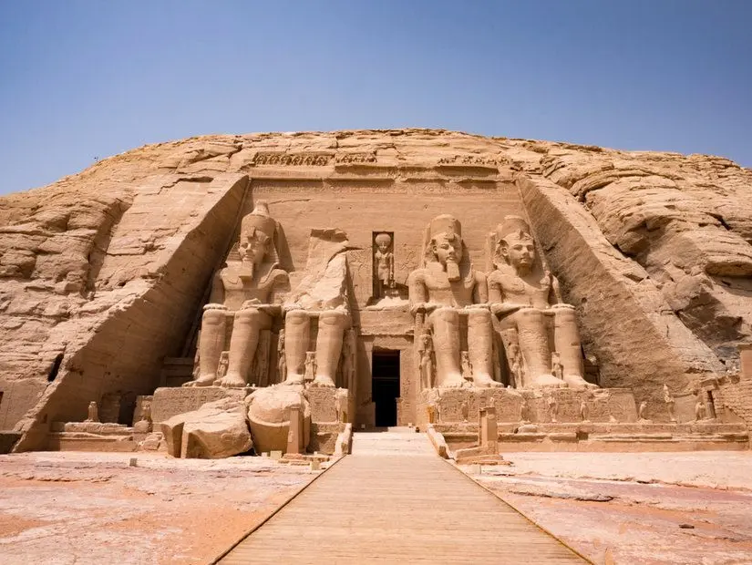 Mısır Aswan'daki Abu Simbel tapınağının önünde heykeller