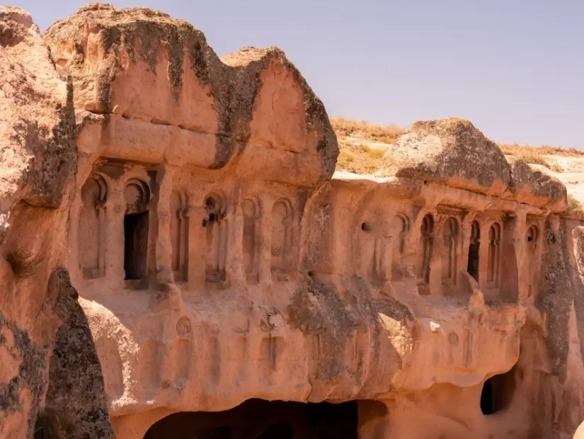 Gülşehir, Kapadokya, Türkiye yakınındaki Açık Saray (Açık Saray) saray kompleksinde muhteşem oyma cephe