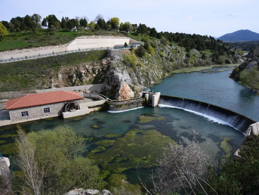 Beyşehir Adaköy Köyü'nde su değirmeni ve sulama barajı