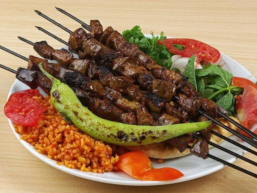 tabak üzerinde pişmiş şişe dizilmiş ciğer