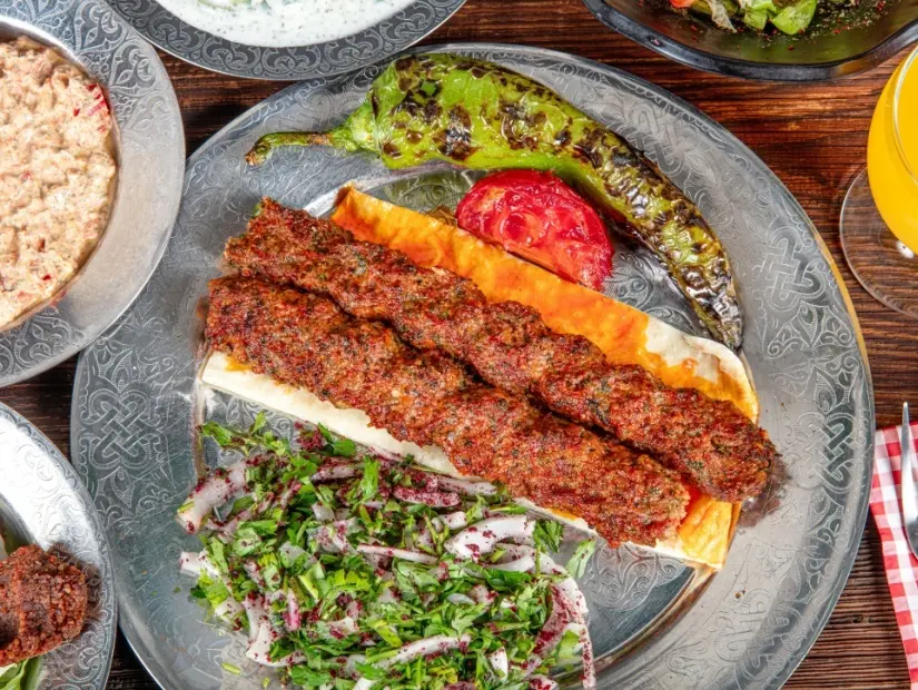 Izgara Türk Adana Kebabı ızgara sebze, soğan ve pilav ile tabakta