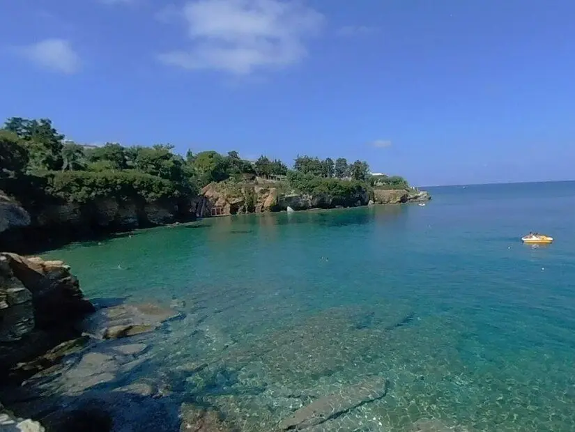 Kıyının güzel doğasının Agia Pelagia körfezinin manzarası.
