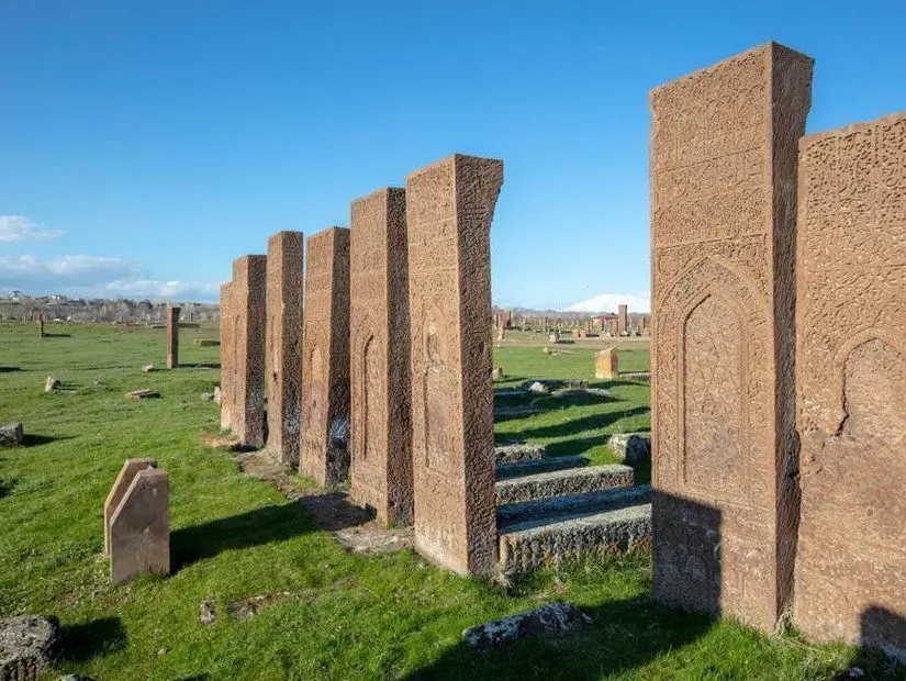 en büyük mezarlıklardan olan ahlat selçuklu mezar taşları