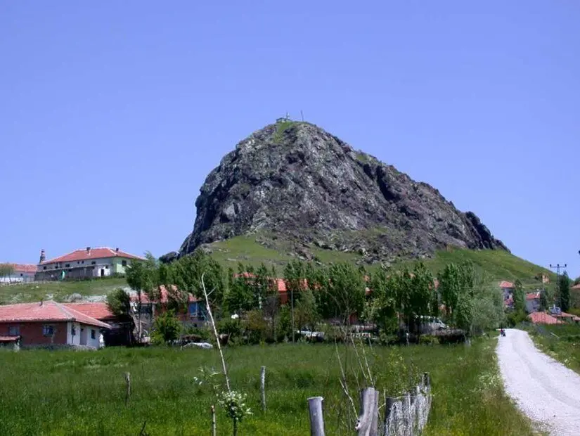 Akçakale köyünde olan tarihi kalesi