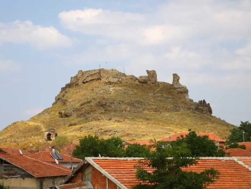 tepe üzerinde bulunan ufak kale
