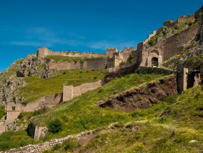 Tepedeki Acrocorinth ortaçağ kalesinin kalıntıları, iç kısmı eski duvarlarla çevrili, parlak güneşli bir günde