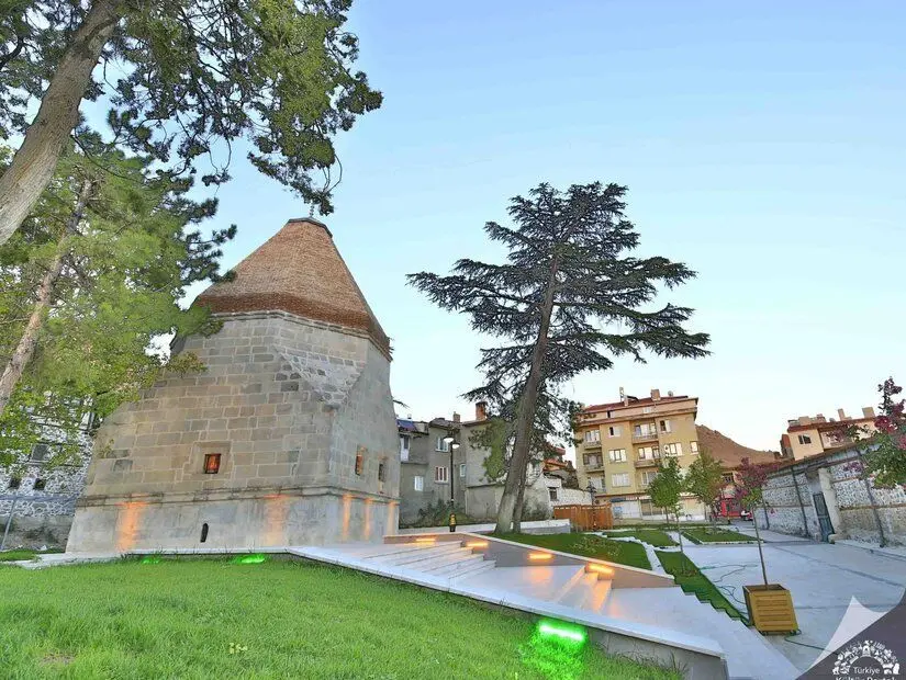 Alemşah Kümbeti dış görünümü