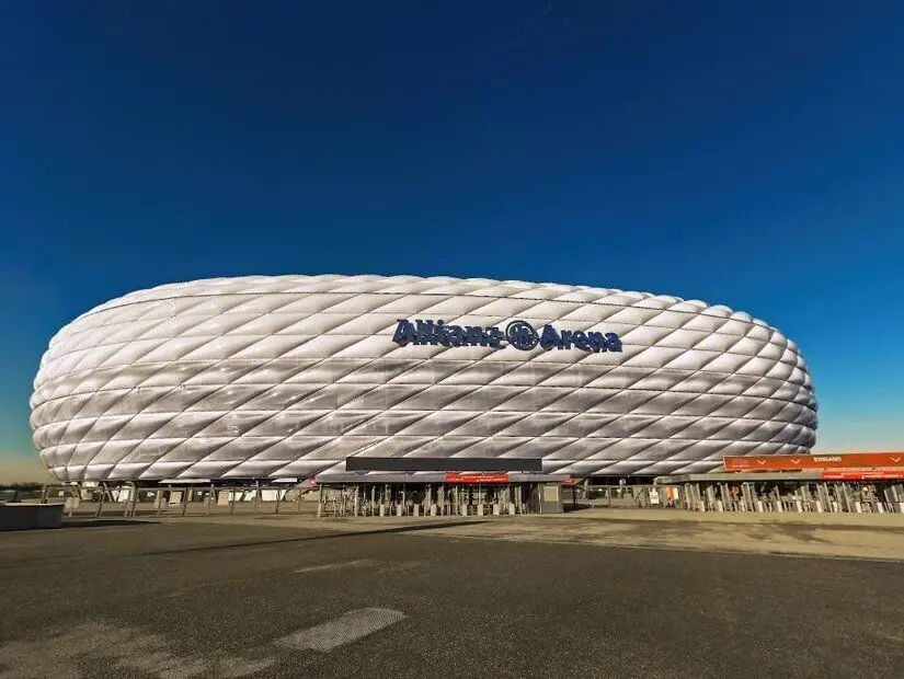  Almanya'nın Bayern Münih takımına ev sahipliği yapan Allianz Arena dış görünümü