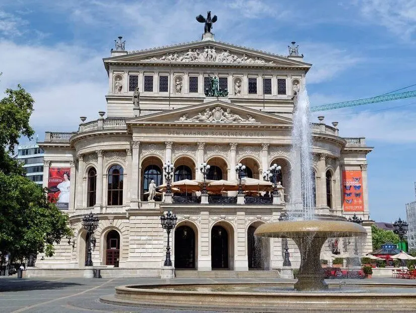 Almanya'nın Frankfurt am Main kentindeki Eski Opera Binası'nın (Alte Oper) ön görünümü