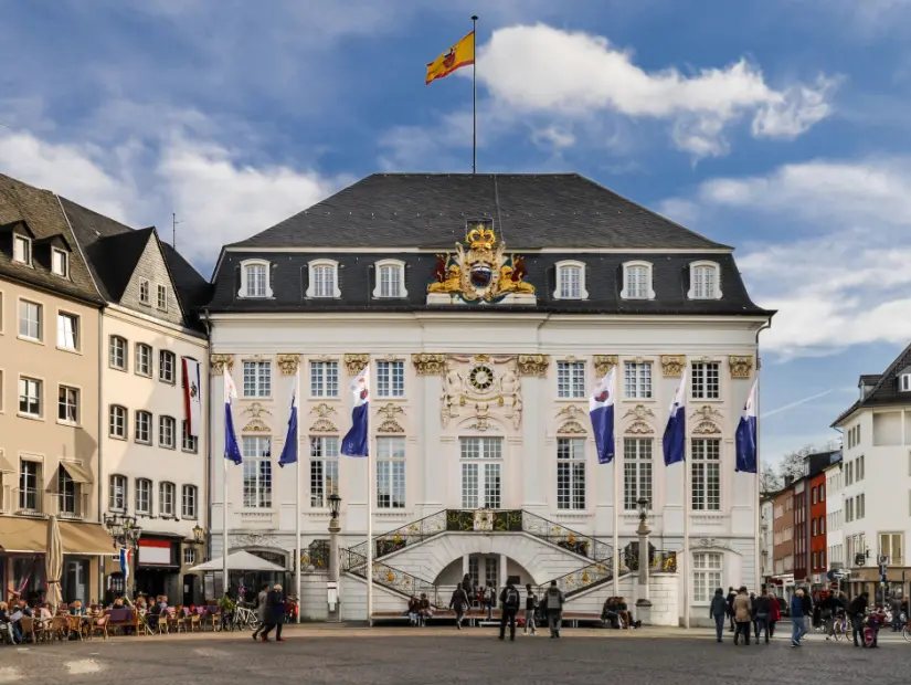 Bonn'daki merkezi pazar meydanından görülen Altes Rathaus (eski belediye binası)