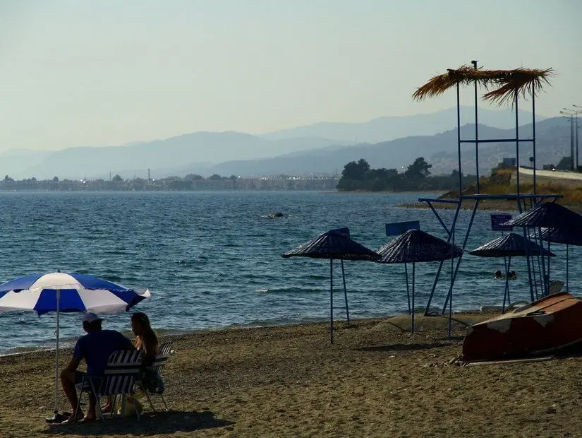 altınoluk plajı güneşli günde görünümü