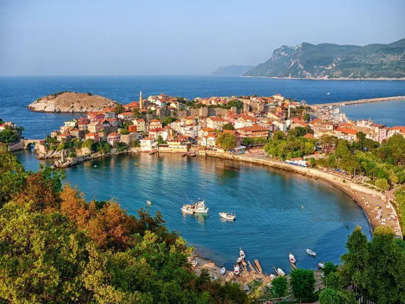 Karadeniz kıyısında Amasra kasabası, Türkiye
