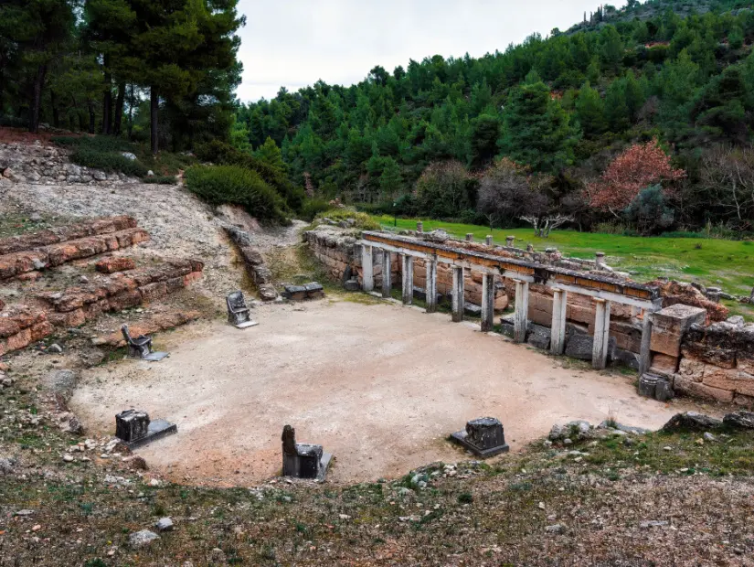 Amphiareion Oropos Yunanistan tiyatrosunun panoramik görünümü. 