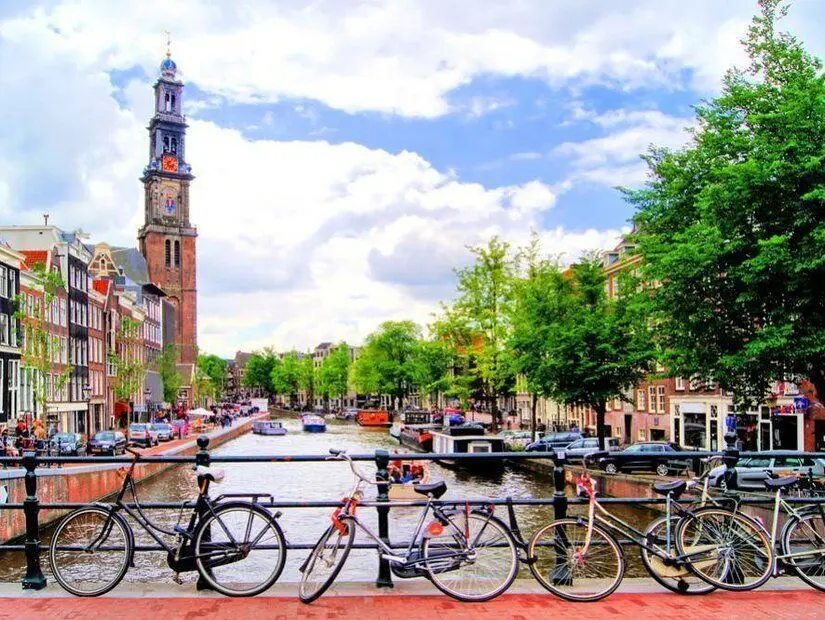 Kanal Amsterdam şehir üzerinde bisiklet. 