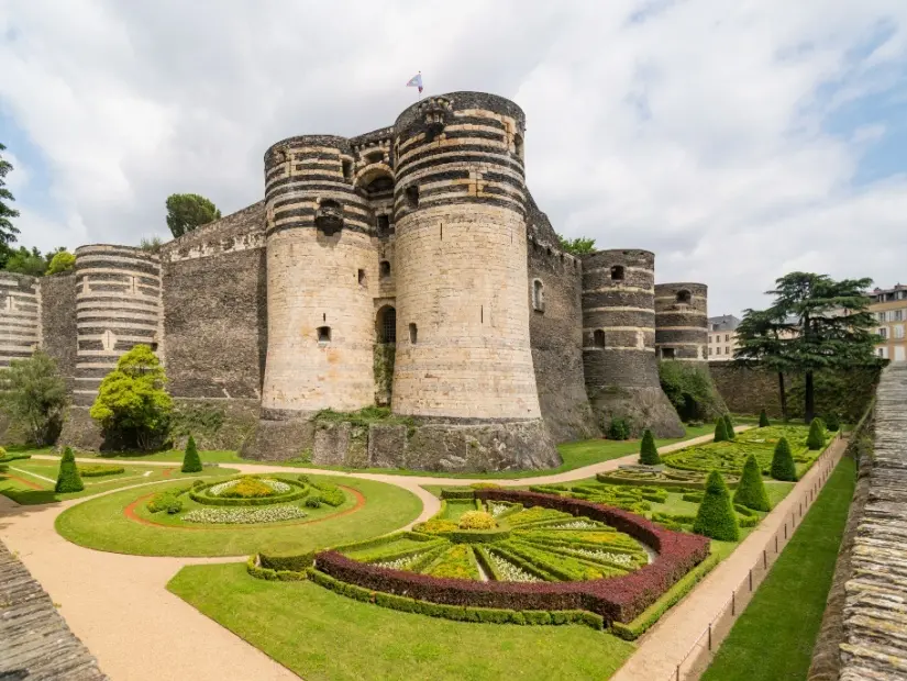 Fransa'nın Loire Vadisi'ndeki Angers şehrinde bulunan ve 9. yüzyılda Anjou Kontları tarafından kurulan Château d'Angers Bahçesi ve Yapısı.