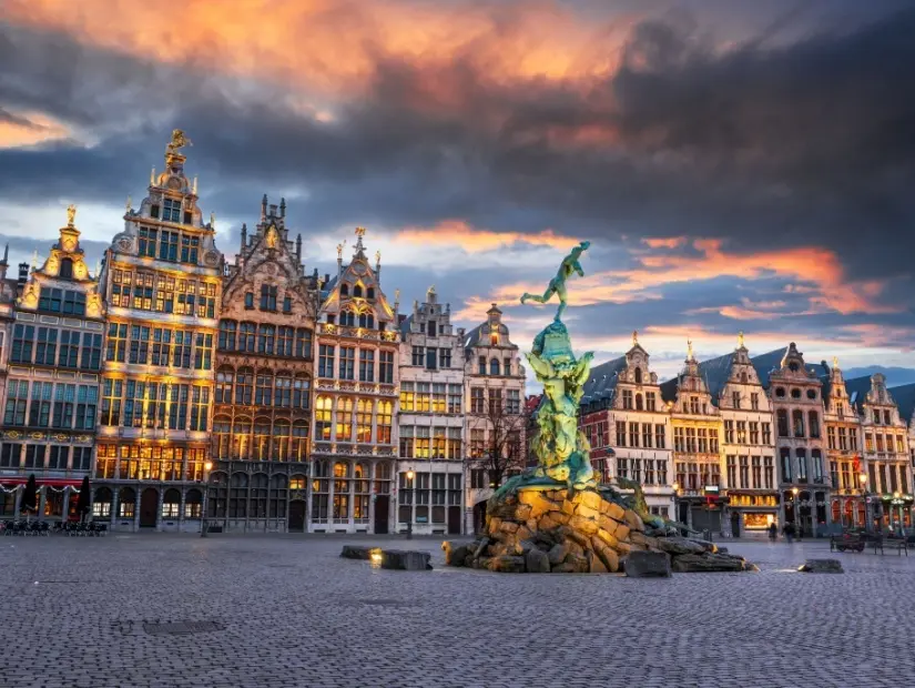 Alacakaranlıkta Anvers, Belçika'nın Grote Markt'ı.