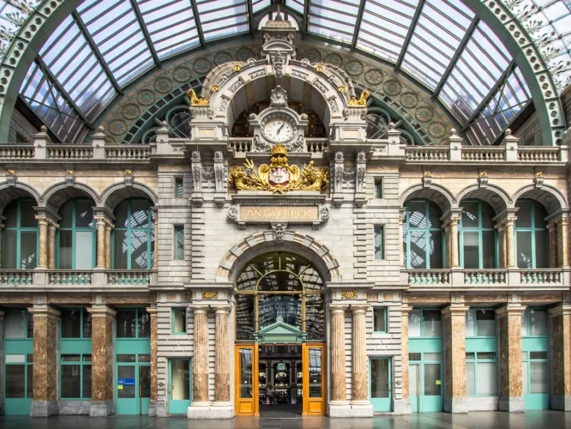 Antwerpen Belçika'daki eski güzel tren istasyonu
