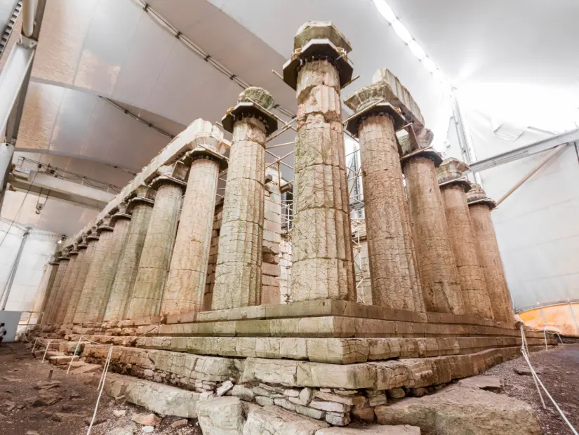 Bir çadırın içindeki Apollon Epicurius Tapınağı'nın büyük yıkık sütunları