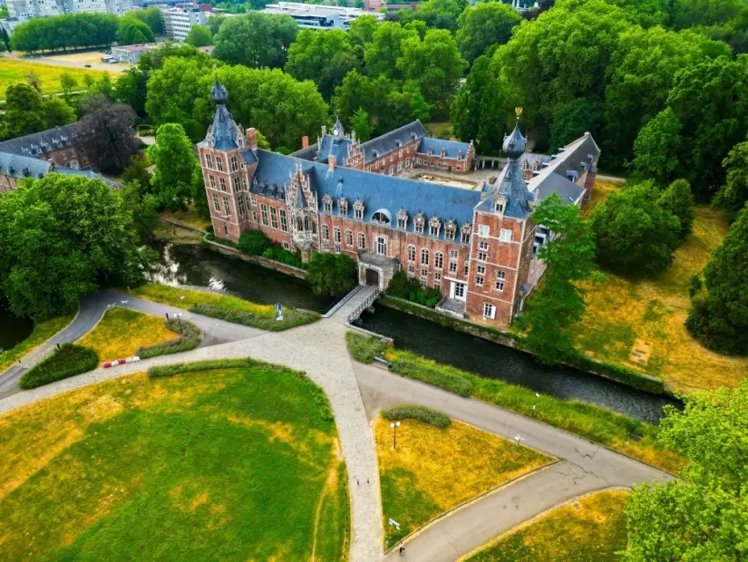Heverlee, Belçika'daki güzel Arenberg Kalesi havadan görünümü