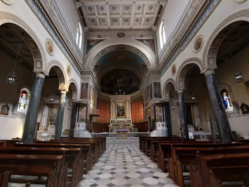 Areopagite Aziz Dionysius Katolik Katedrali iç mekan görünümü