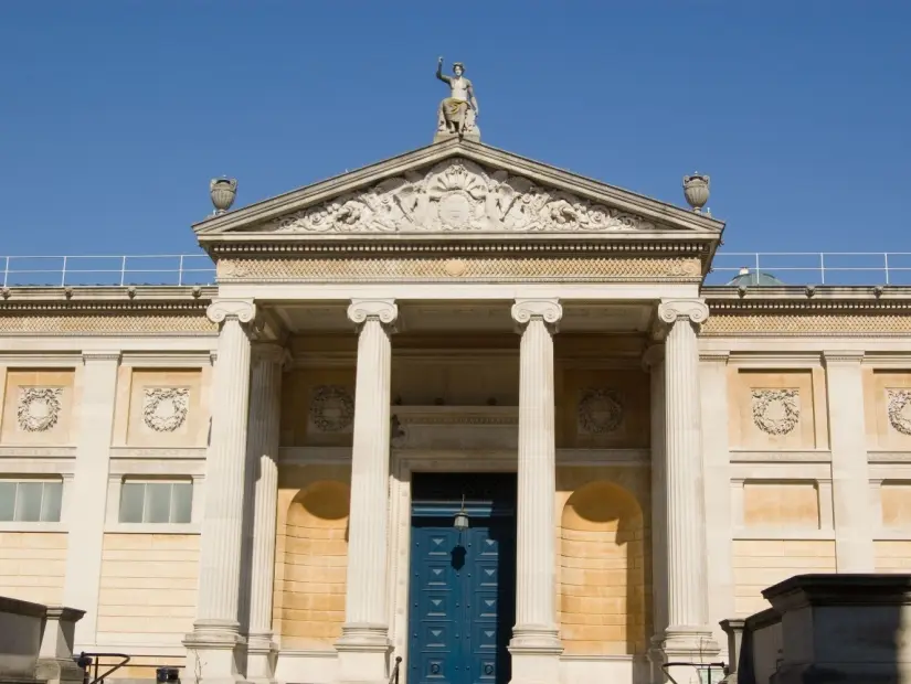 Oxford'daki Ashmolean Müzesi'nin klasik cephesi