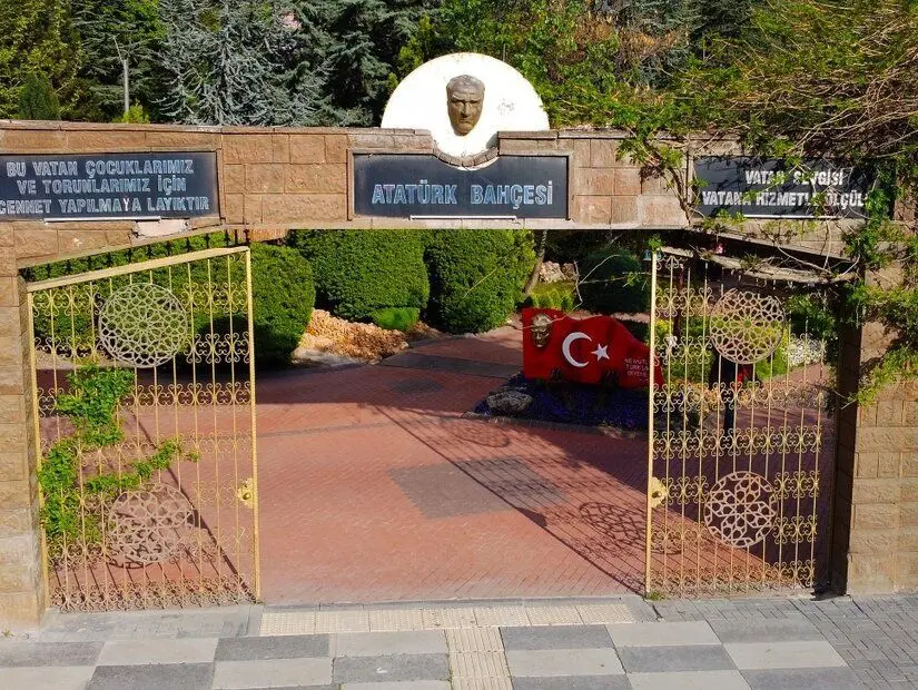 Atatürk bahçesi girişi
