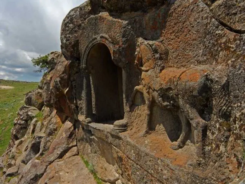 Beyşehir’de görülmesi gereken tarihi ve kültürel bir zenginlik olan Atlıkaya Kabartması