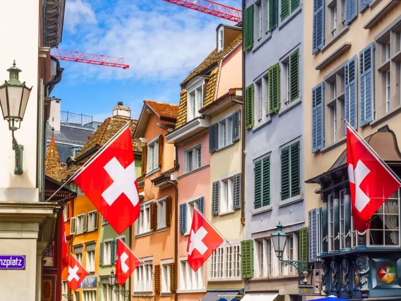 Zürih - Augustinergasse'de İsviçre bayraklı dar caddeye bakış