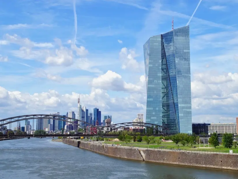 Frankfurt'un finans merkezi olan Avrupa şehir silueti ile Main Nehri ve ECB manzarası. 