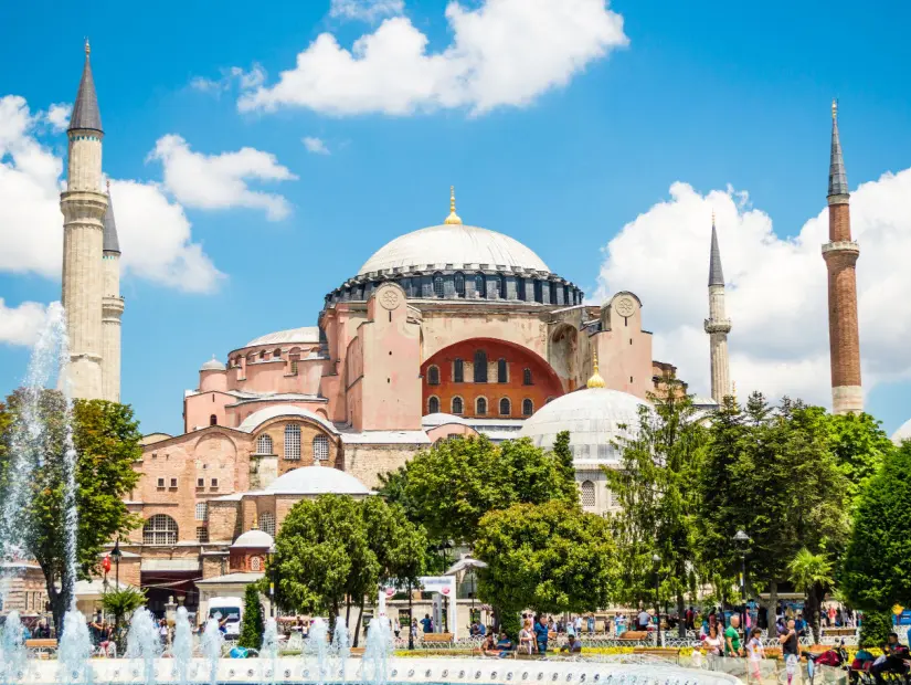 Ayasofya, İstanbul'un ünlü tarihi binasıdır. Artık dünya harikası bir müze