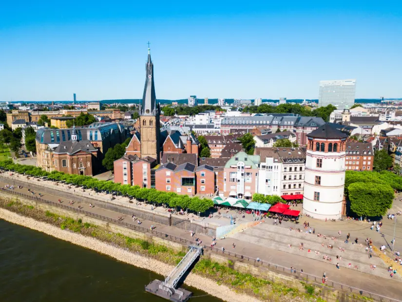 Almanya'nın Düsseldorf şehrinin Aldstadt eski kentindeki St. Lambertus Kilisesi ve Schlossturm kale kulesi