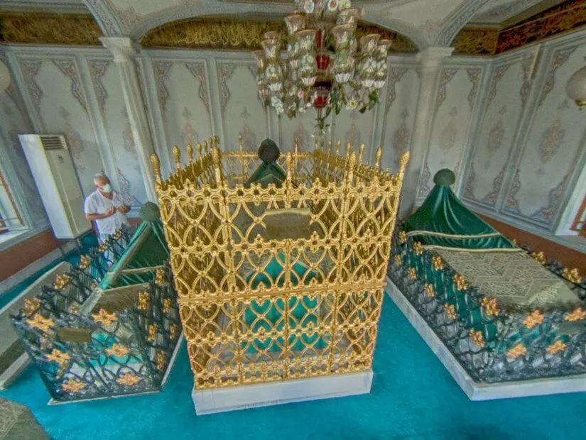 Aziz Mahmud Hüdâyi Türbesi ve Camii iç görünümü