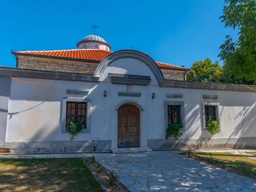 Aziz Nicholas Kilisesi dış görünümü , Priştine, Kosova