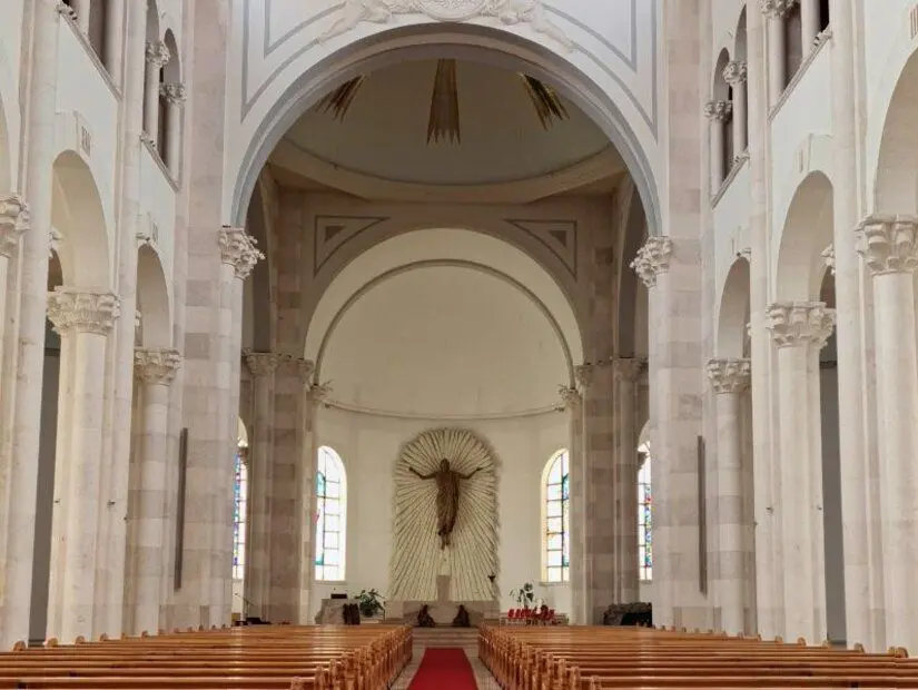  Aziz Rahibe Teresa Katedrali'nin iç mekan görünümü
