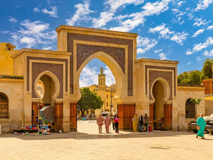 Bab Bou Jeloud Kapısı ve Fes, Fas'ın tarihi muhteşem eski başkent sokakları