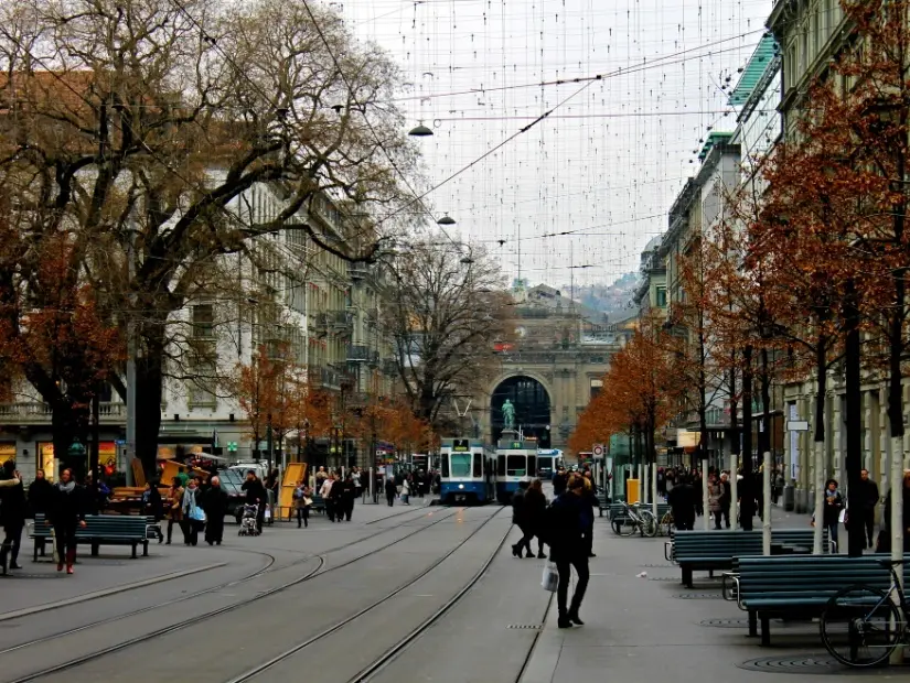 Zürih  Bahnhofstrasse, tramvay rayları ve yayalarla Zürih Merkez İstasyonu