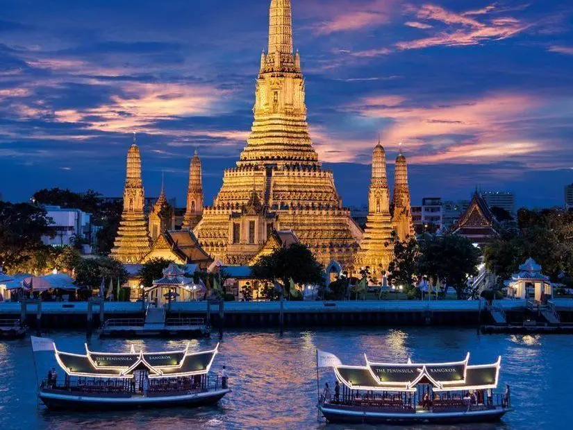 Tayland'da gün batımı sırasında Wat Arun Tapınağı Bangkok. chao dua nehri