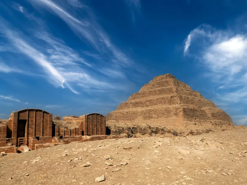  Kral Djoser'in Basamaklı Piramidi. İlk piramit Mısır'da Sakkara'da inşa edildi. Mısır