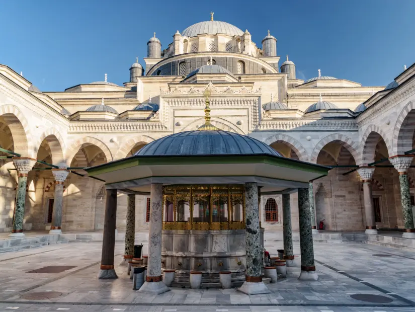 İstanbul, Türkiye'deki Bayezid II Camii'nin avlusunun ortasındaki abdest çeşmesinin manzarası.