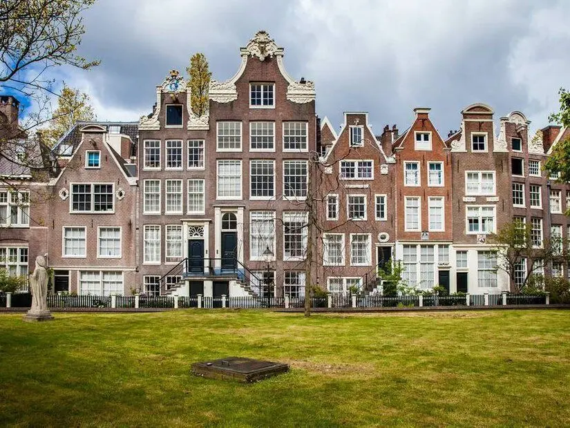 Begijnhof evleri ve bahçesi Amsterdam, Hollanda'da. 