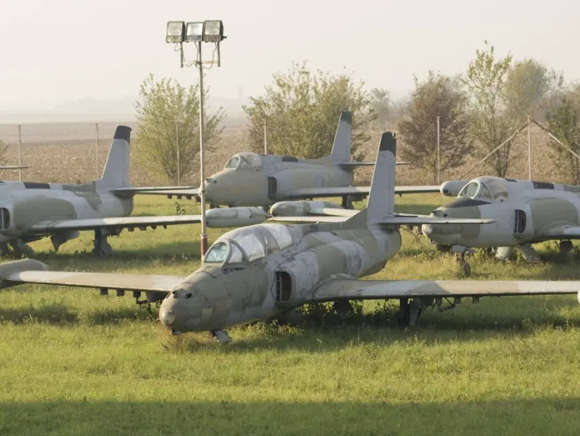 Belgrad'daki Havacılık Müzesi alanında eski yugoslav J-21 askeri savaş uçakları