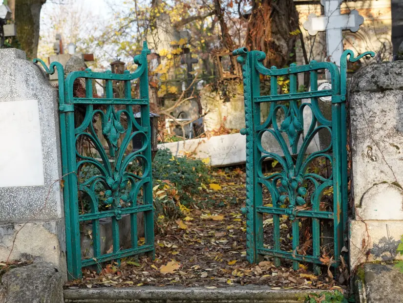 Mezar taşı Bellu Mezarlığı Bükreş, Romanya'ya giden eski açık kapı.