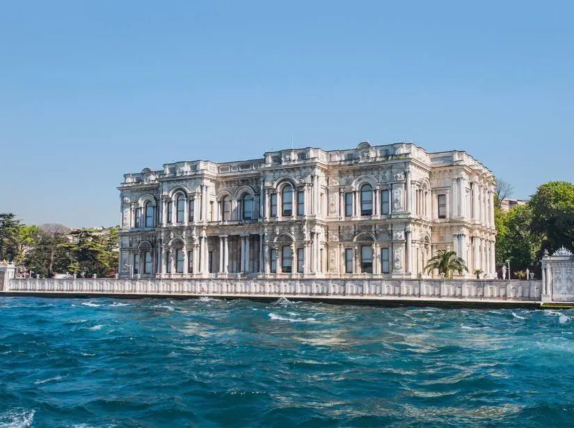 Beylerbeyi Sarayı, İstanbul, Türkiye'de Asya kıyı şeridi Boğazı'nda. 