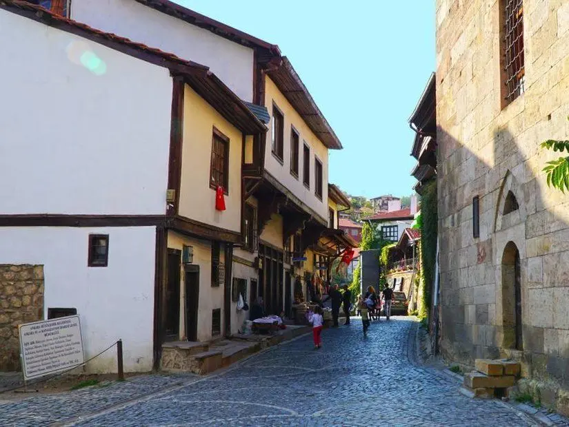 Beypazarı Ziyaret eden insanlarla şehrin görünümü