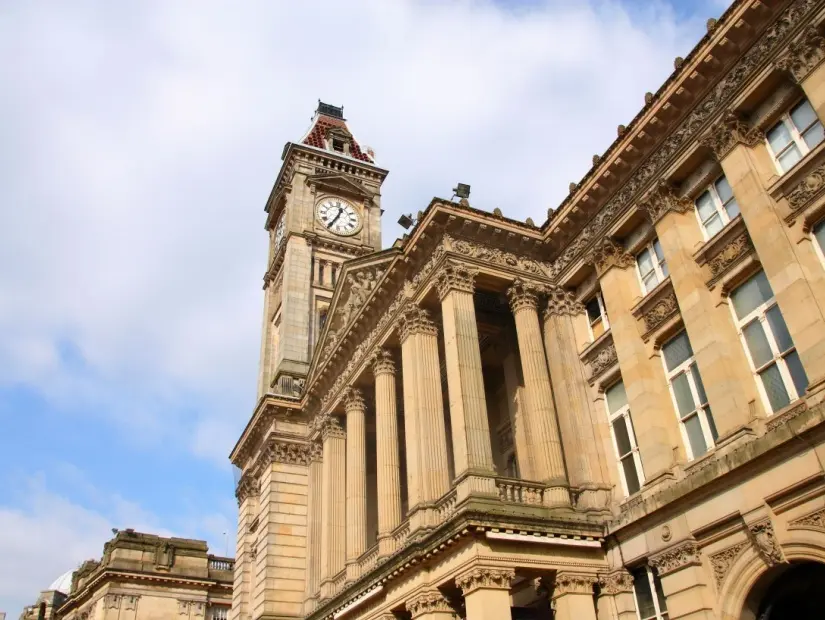 Ünlü Big Brum saat kulesinin bulunduğu Birmingham Müzesi ve Sanat Galerisi. Batı Midlands, İngiltere.