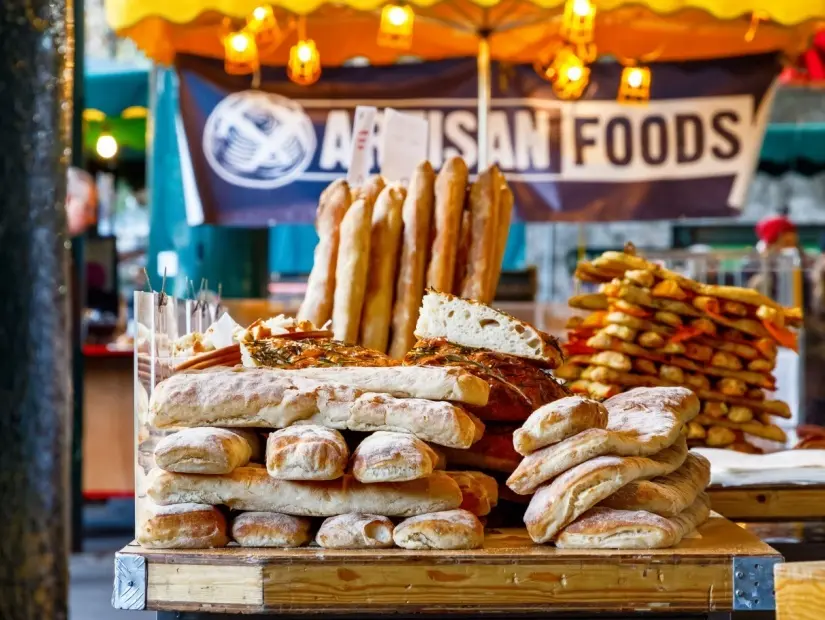Borough Market, Londra'da sergilenen taze pişmiş ekmekler