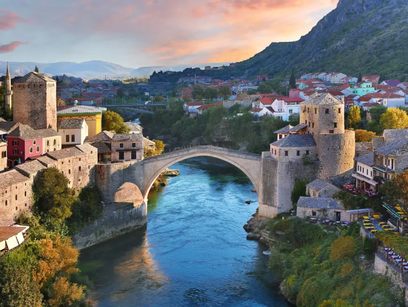 Bosna-Hersek'teki Stari Most veya Eski Köprü olarak da bilinen tarihi Mostar Köprüsü