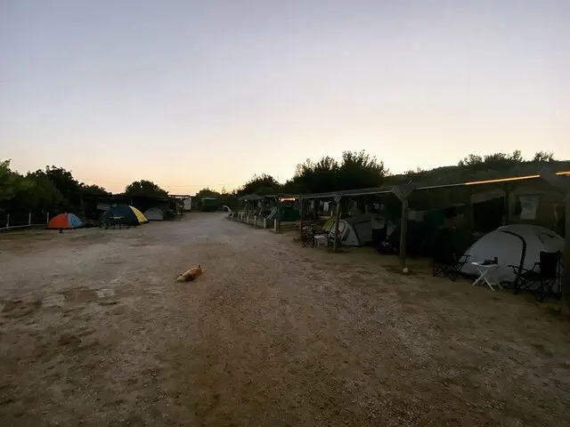 bozcaada kamp alanında kurulan çadırlar