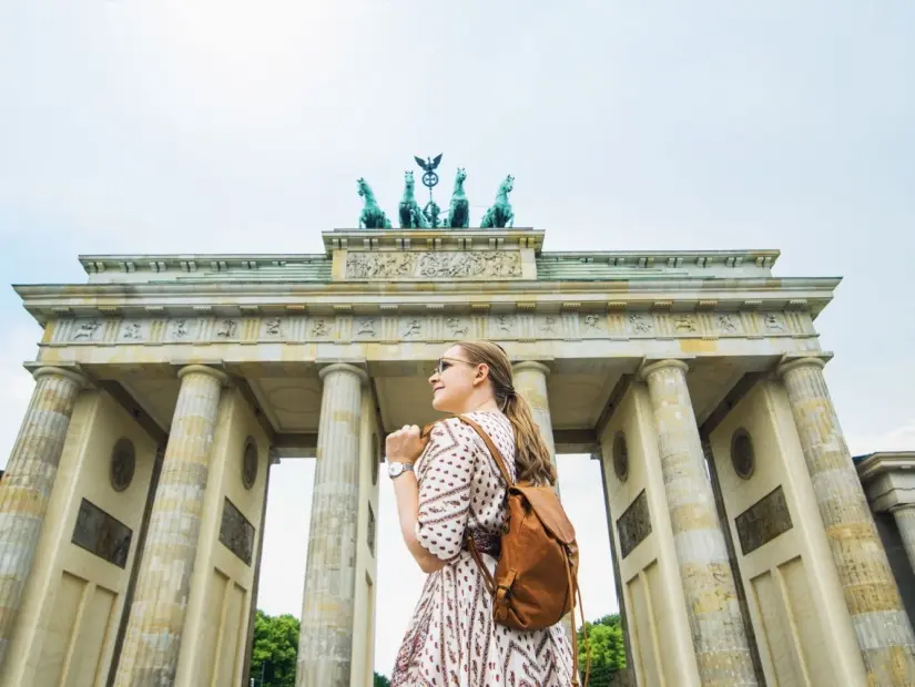 Brandenburg Kapısı yakınlarında sırt çantalı bir turist veya öğrenci