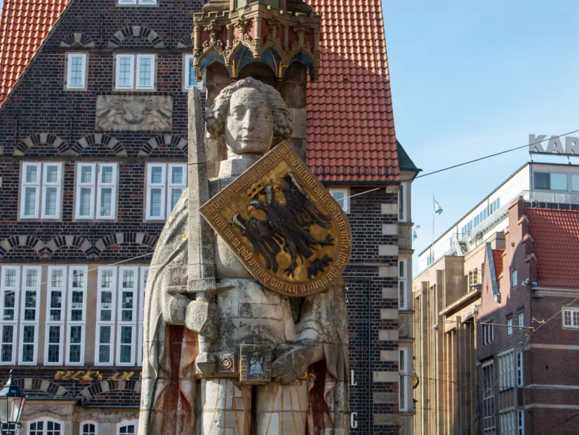 bremen-belediye-binasi-ve-roland-heykeli